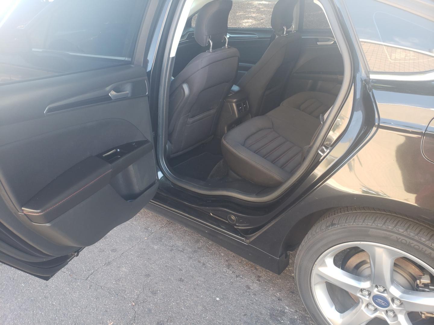 2014 /gray and black Ford Fusion Hybrid SE (3FA6P0LU3ER) with an 2.0L L4 DOHC 16V engine, 6-Speed Automatic Overdrive transmission, located at 323 E Dunlap Ave., Phoenix, AZ, 85020, (602) 331-9000, 33.567677, -112.069000 - 2014 Ford Fusion SE Hybrid......EXCELLENT condition,....ONLY 110K MILES!!!..... A Real Must See!!.... No accidents, Power everything, Touch screen Stereo/cd player, Phone sync, Bluetooth, Satellite compatible, Backup camera, Navigation, Ice cold ac, Clean Gray and Black interior with Black cloth sea - Photo#10